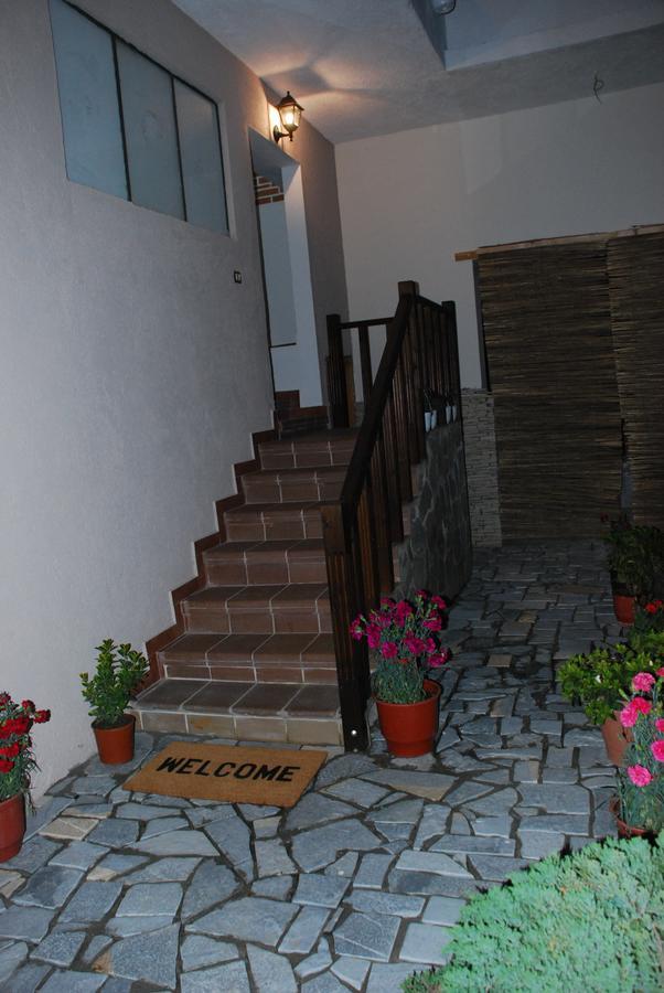 Bed & Breakfast Local Living Edi Berati Exterior foto