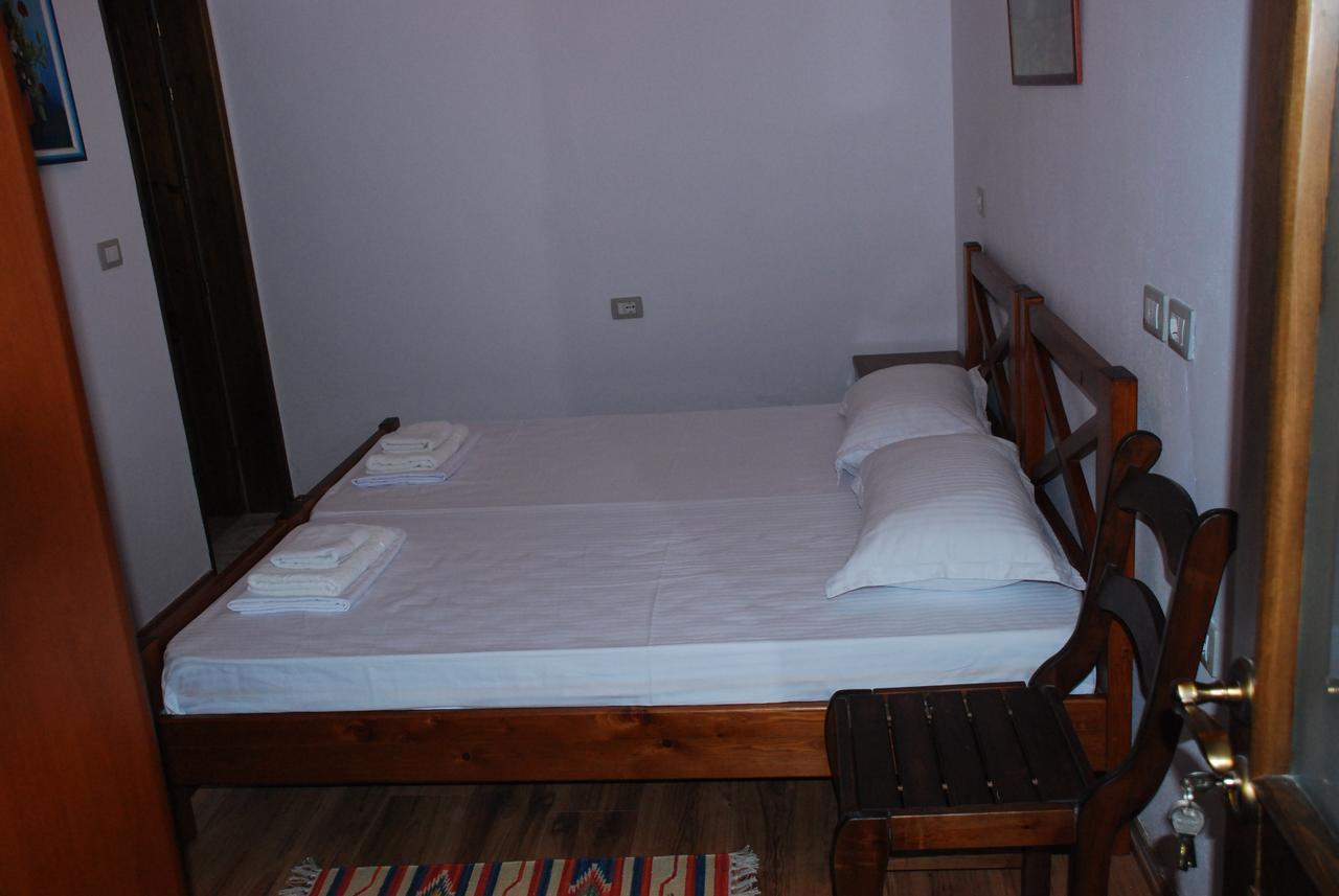 Bed & Breakfast Local Living Edi Berati Exterior foto