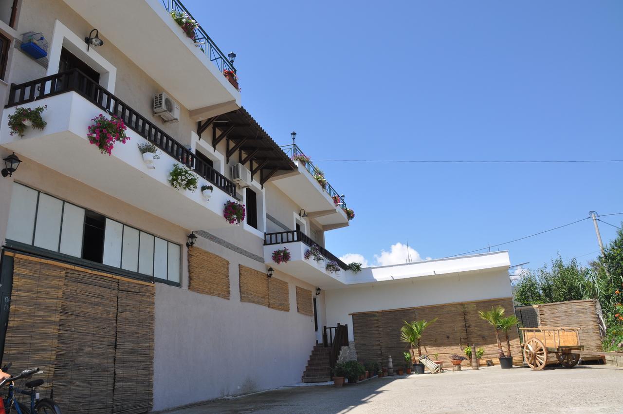 Bed & Breakfast Local Living Edi Berati Exterior foto